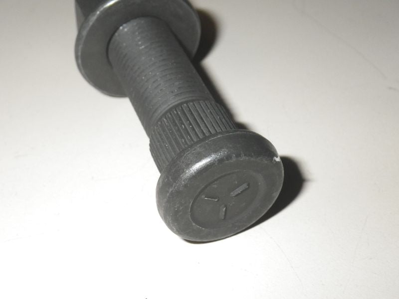 Bolzen + Mutter HMMWV Felge 37" Reifen