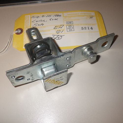 Verschluss an der Heckklappe rechts M1008 K30 Chevy Pickup