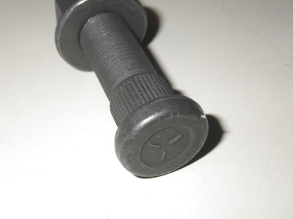 Bolzen + Mutter HMMWV Felge 37" Reifen