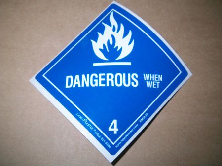 Aufkleber "Dangerous when wet" 